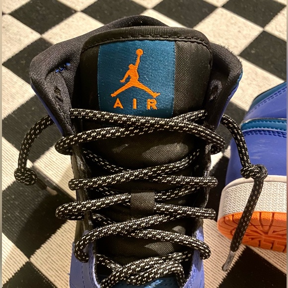 Nike Air Jordan Retro 1 Hightop Varsity; Maize/Solar Orange - Picture 9 of 10